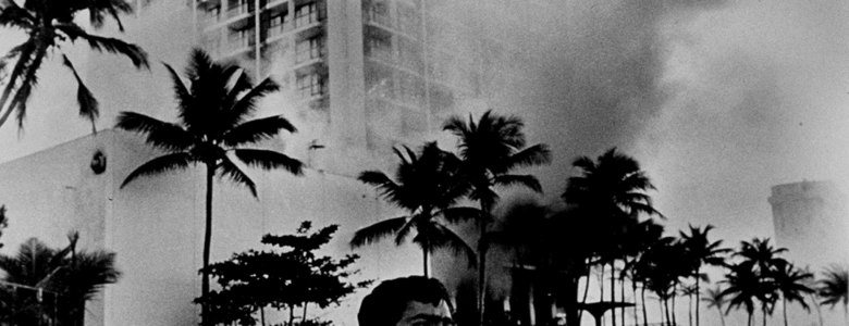 Imagen del Hotel Dupont Plaza con humo con sobrevivientes de fuero afuera